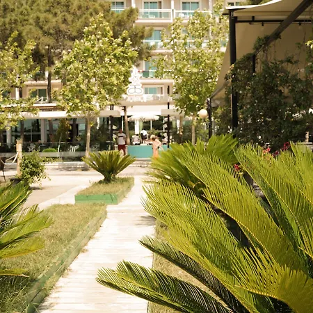 Albanian Star فندق 4*